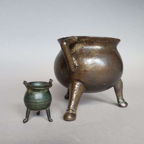 Miniature cooking pot